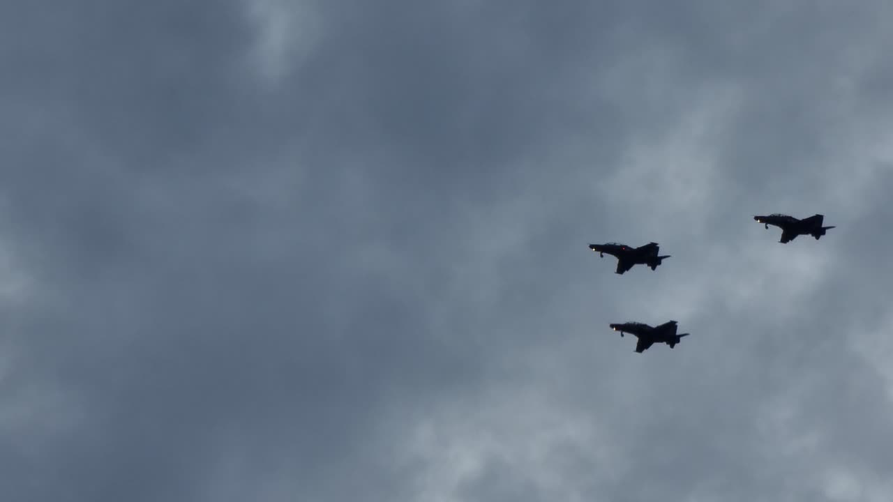 fuerza aérea real flechas rojas volando en formación de entrenamiento sobre la isla de anglesey en el norte de gales