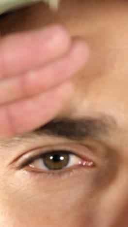 soldado saludando sobre fondo blanco