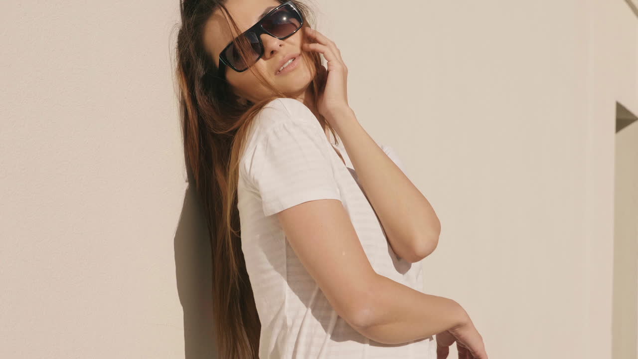 mujer posando al aire libre en estilo de verano