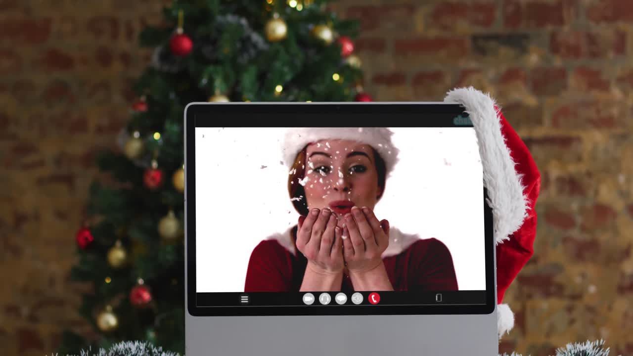 mujer caucásica en disfraz de santa en llamada de video en la computadora, con decoraciones de navidad y árbol