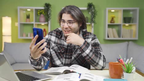 un joven chateando por facetime.