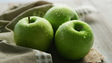 Manzanas-Verdes-En-Gotas-De-Agua