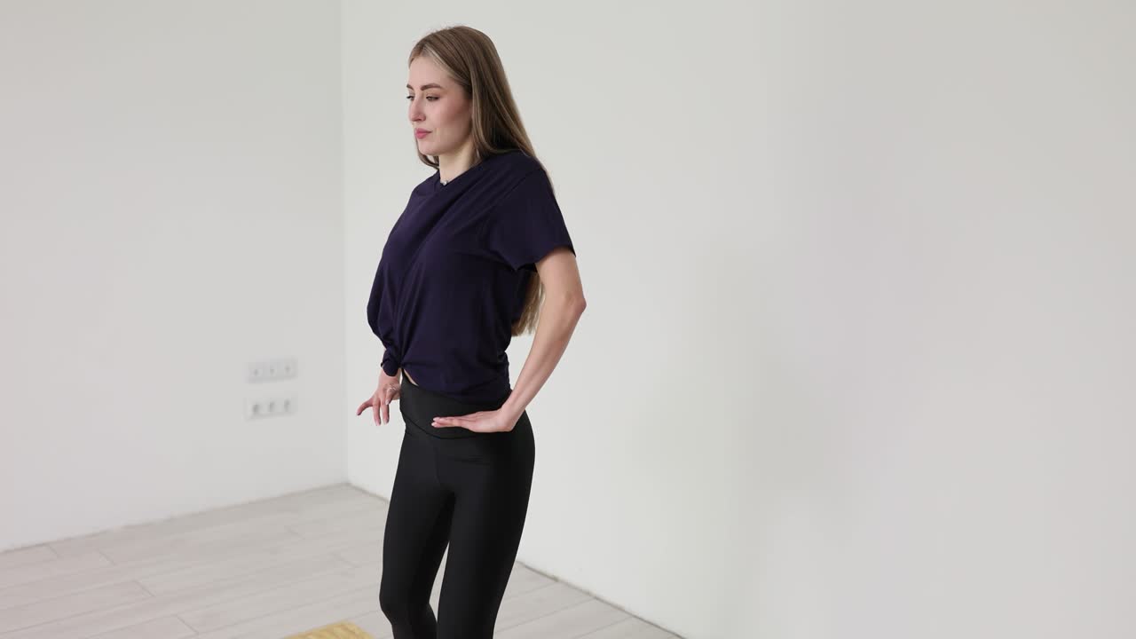 Eine Frau steht in einem Studio