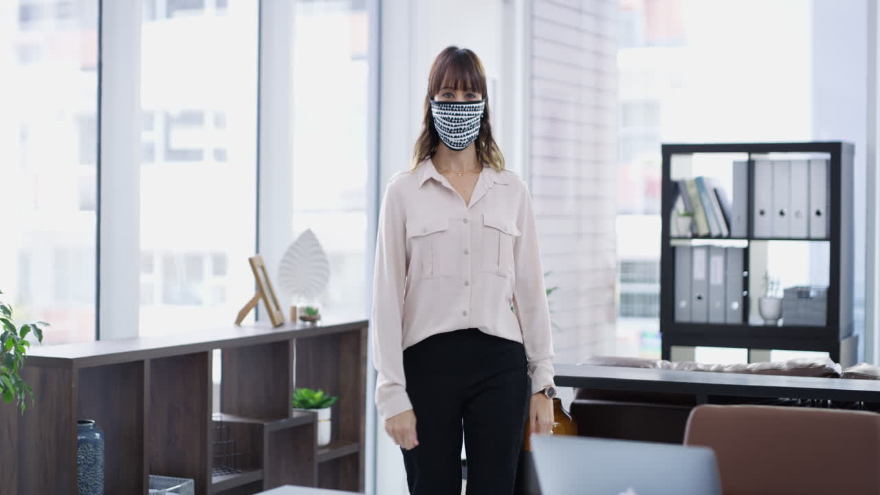 자신감은 얼굴을 가리는 것만큼이나 중요합니다.