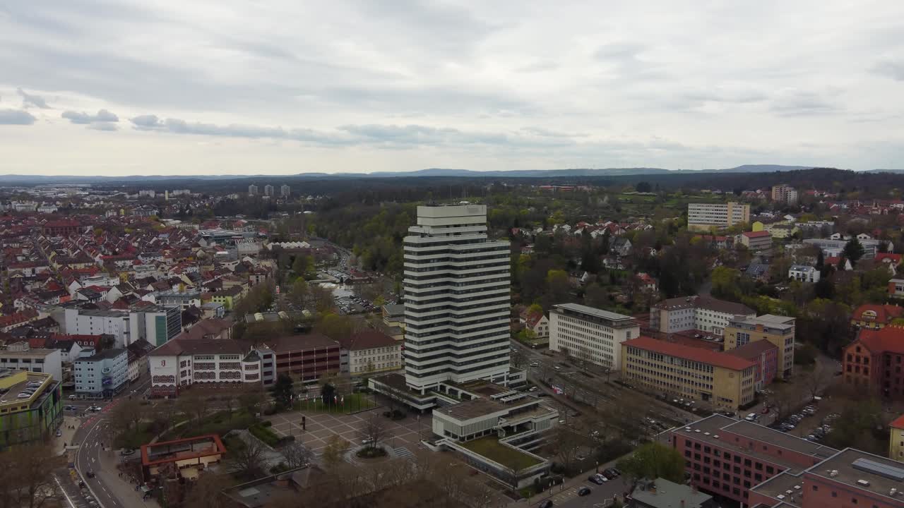 vista aérea de drones hacia el edificio del municipio en la ciudad de kaiserslautern, alemania, un sábado con calles y plazas vacías