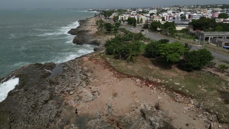 El-Poder-Bruto-De-Las-Olas-Del-Mar-Rompiendo-En-La-Costa-De-República-Dominicana-Después-Del-Huracán-Beryl.