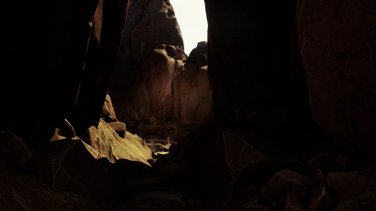 un estrecho cañón con una luz brillante al final