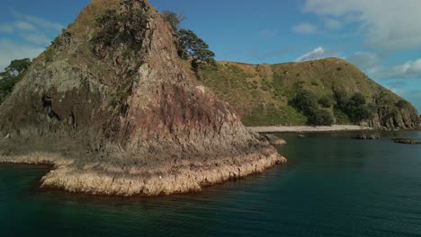 acantilados rocosos de options bay, península de coromandel, nueva zelanda