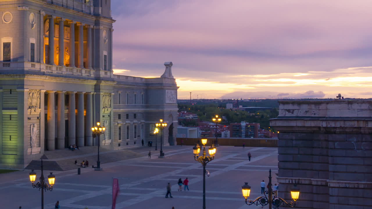 마드리드 알무데나 대성당에서 일몰의 저속 촬영