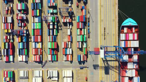 portacontenedores en importación, exportación y logística comercial, por grúa, puerto comercial, envío de carga al puerto, transporte internacional, concepto de logística comercial, vista aérea