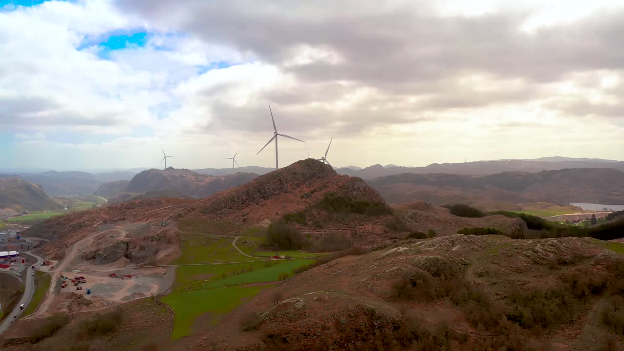노르웨이 시골 에 있는 풍력 터빈 의 드론 항공 사진