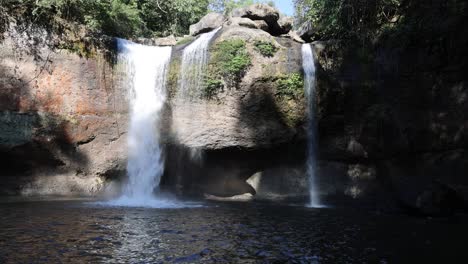 cataratas en cascada rodeadas de exuberante vegetación