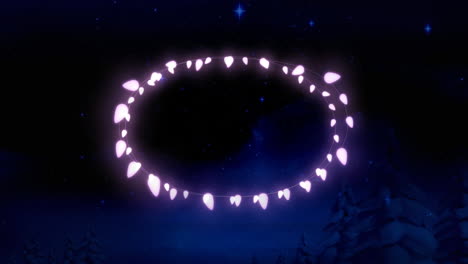 luces de hadas decorativas rosadas brillantes contra las estrellas azules brillantes en el cielo nocturno