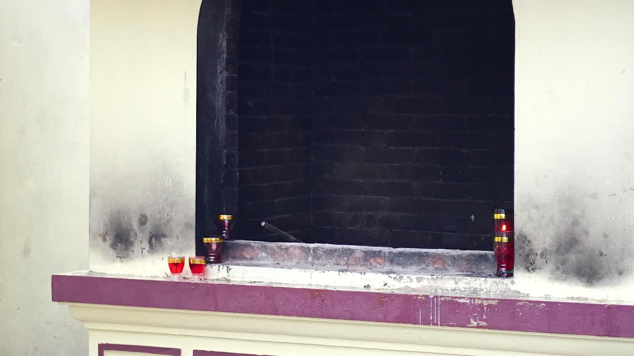 하노이 에 있는 향과 제물 을 담은 오븐