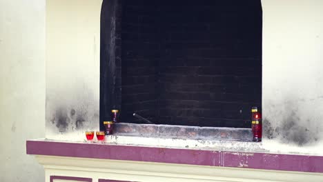 horno con incienso y ofrendas en hanoi