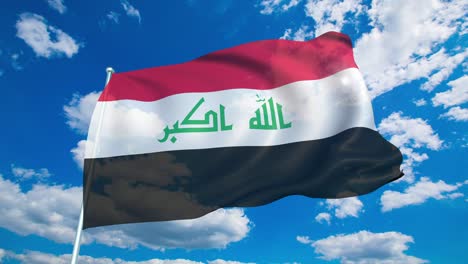 bandera de iraq con estructura de tela contra un cielo nublado (en bucle)