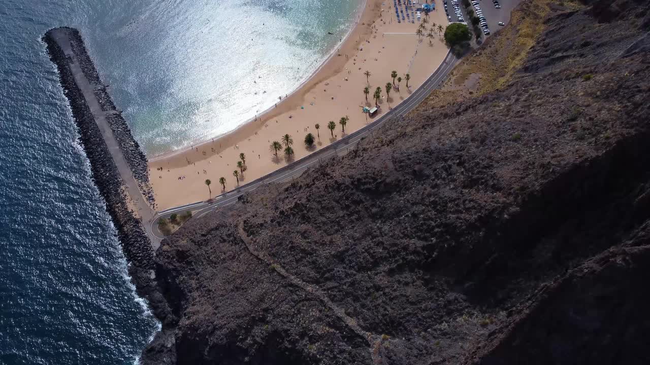 impresionante toma de drones en 4k de playa en la orilla del mar mar laguna azul en españa isla tenerife montaña de verano