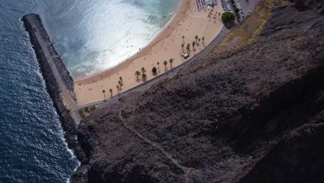 Ehrfürchtige-Drohne-Geschossen-In-4k-Des-Strandes-Am-Küstenmeer-Blaue-Lagune-In-Spanien-Insel-Teneriffa-Sommerberg