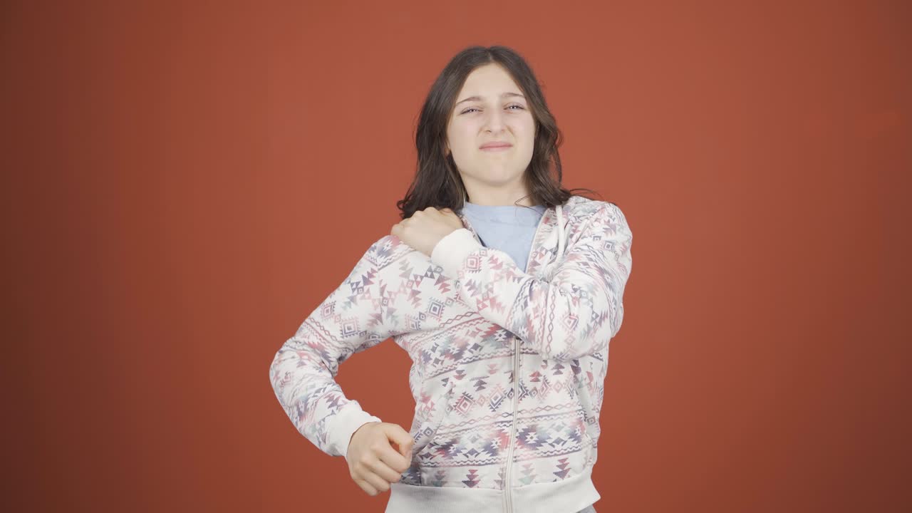 어깨 통증이 있는 젊은 여성입니다.