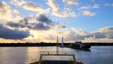 Transportador-Acercándose-Al-Muelle-De-La-Isla