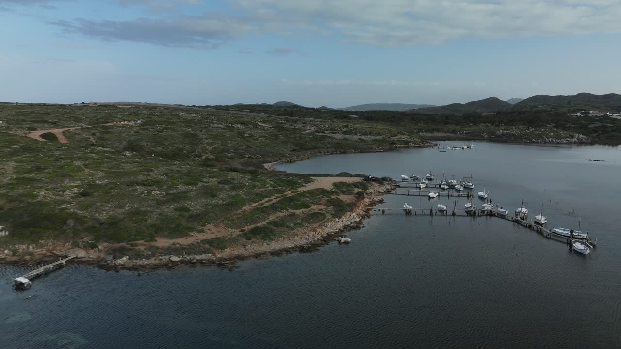 메노르카 스페인의 사 니차 자연 항구 상공의 드론 비행