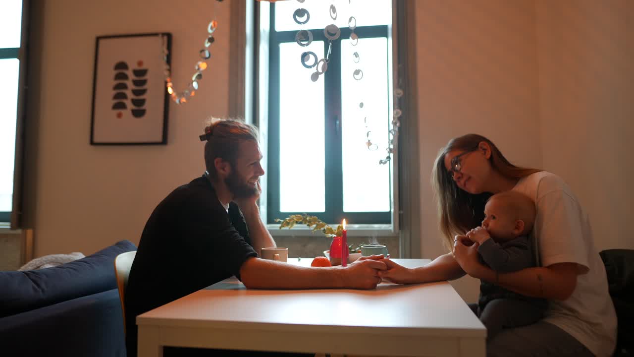 집에서 행복한 가족 저녁 식사