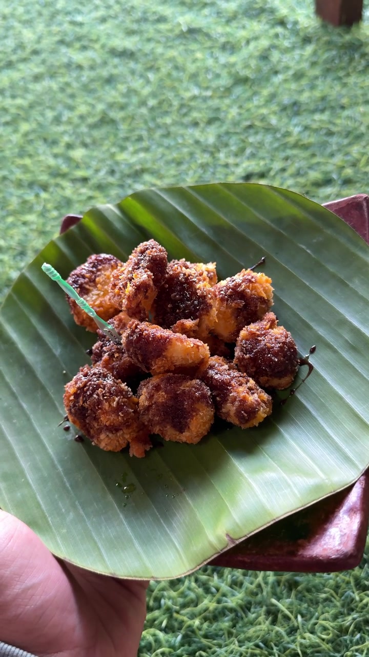 Pisang Goreng Renyah dengan Saus Cokelat di Atas Daun Pisang