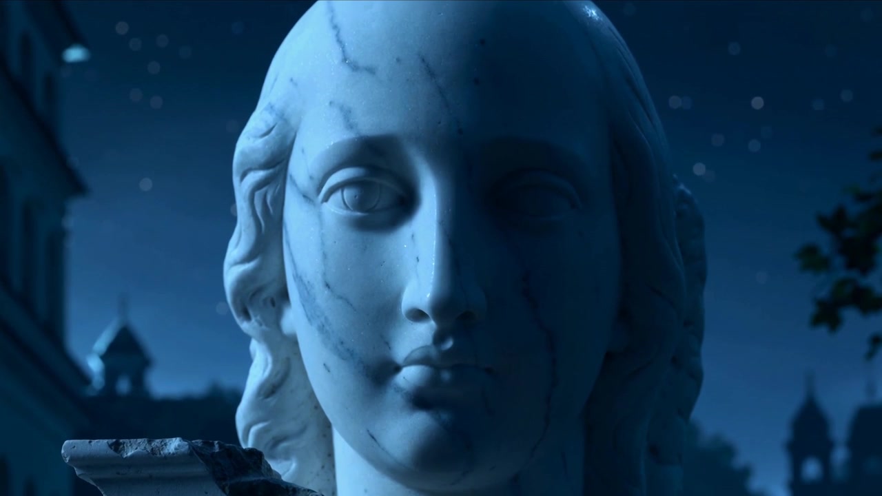 Telecamera in movimento che centra un busto di marmo in una piazza notturna, rivelando venature e un piedistallo rotto.