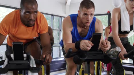 Hacer-Ejercicio-En-Bicicletas-Estáticas-En-Un-Gimnasio