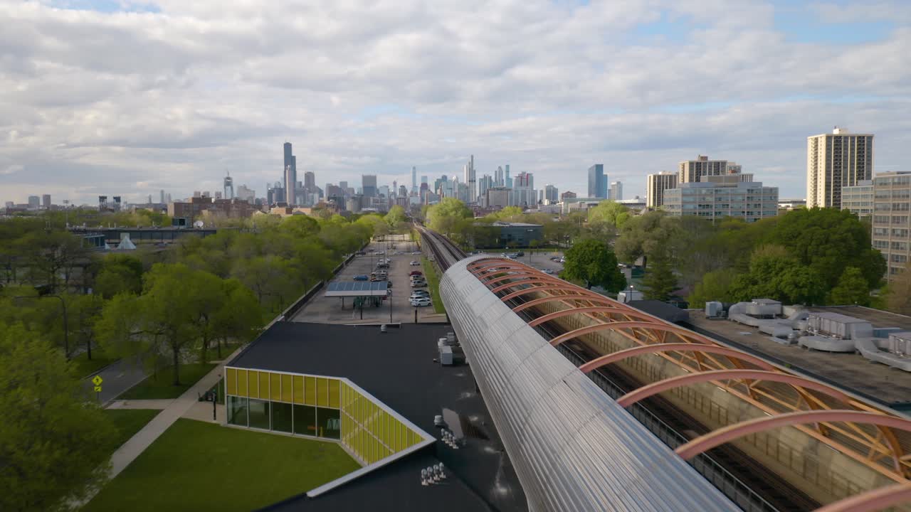 Volo di drone sopra l'Exelon Tube, skyline di Chicago sullo sfondo