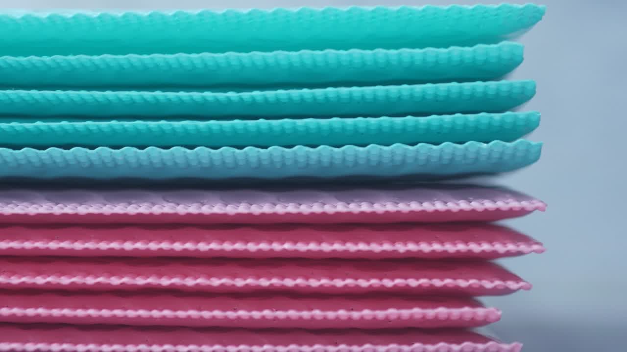 테이블 위에 초록색과 분홍색 종이 거품 봉투