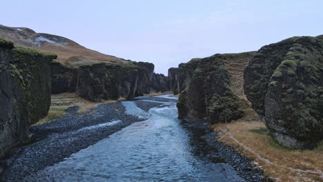 entrando en la toma aérea del cañón fjadrargljufur en islandia a principios del invierno