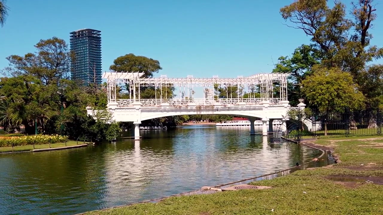 Vista panoramica, ponte bianco che attraversa un paesaggio lacustre nei Boschi di Palermo, città di Buenos Aires, Argentina