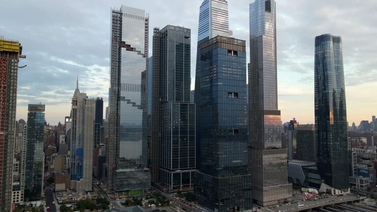 Vista aérea de drone em direção a arranha-céus altos em Hudson Yards, pôr do sol em Nova York, EUA.