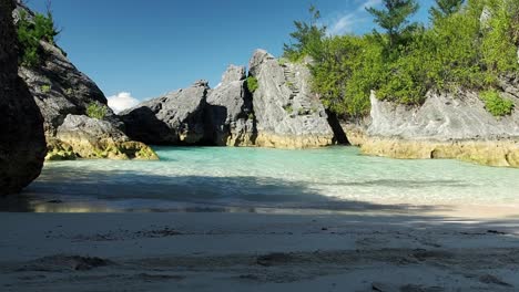 Ein-Schöner-Schatten-Und-Ruhiges,-Klares-Blaues-Wasser-In-Jobson&#39;s-Cove,-Bermuda