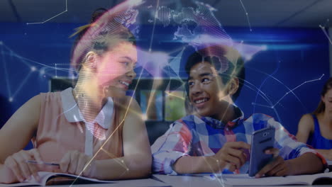 animación del procesamiento de datos sobre diversos estudiantes hablando