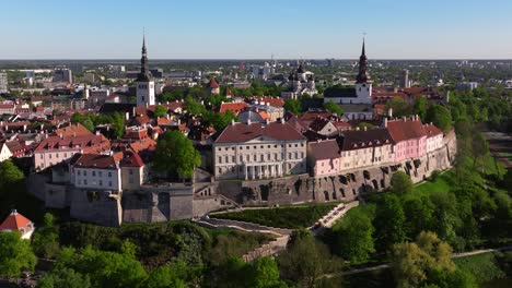 Vista-Cinematográfica-Del-Establecimiento-Sobre-El-Casco-Antiguo-De-Tallin,-Capital-De-Estonia