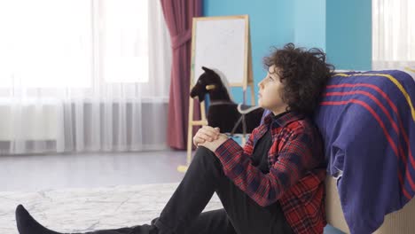 un niño deprimido y triste solo en su habitación.