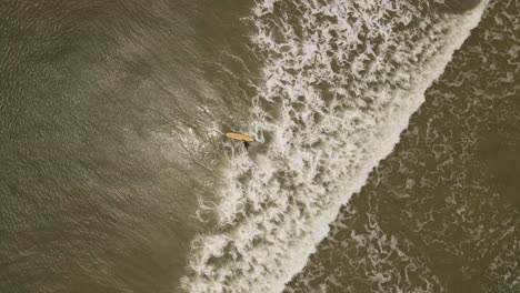 Toma-De-Arriba-Hacia-Abajo-De-Un-Surfista-Que-Ingresa-Al-Océano-Atlántico-Durante-Un-Día-Soleado-Con-Olas-Para-La-Lección-De-Surf