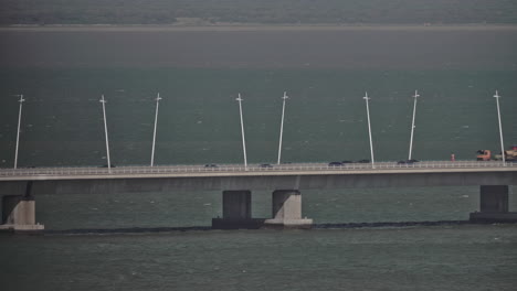 Una-Vista-A-Un-Puente-De-Carretera-Sobre-El-Agua.