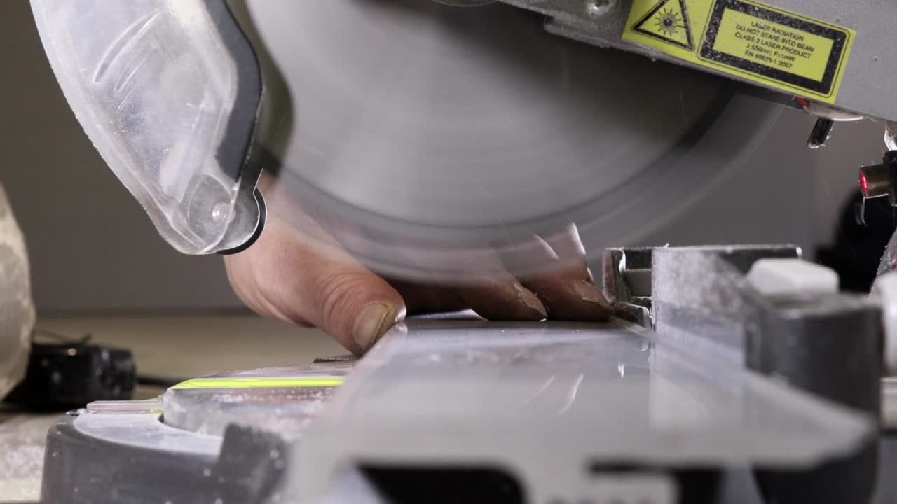 설치하기 전에 원형 도자기에 베이스 보드를 절단하는 작업자.