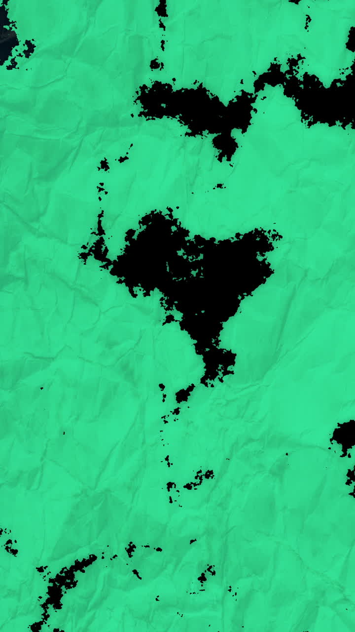Animazione con texture di carta verde stropicciata astratta che rivela uno sfondo nero