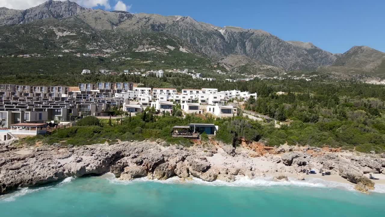 무인 항공기로 알바니아 dhermi 해변의 놀라운 전망