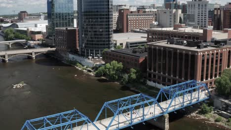 Grand-Rapids,-Michigan-Blue-Fußgängerbrücke-Nahaufnahme-Drohne-Video-Nach-Oben-Bewegen