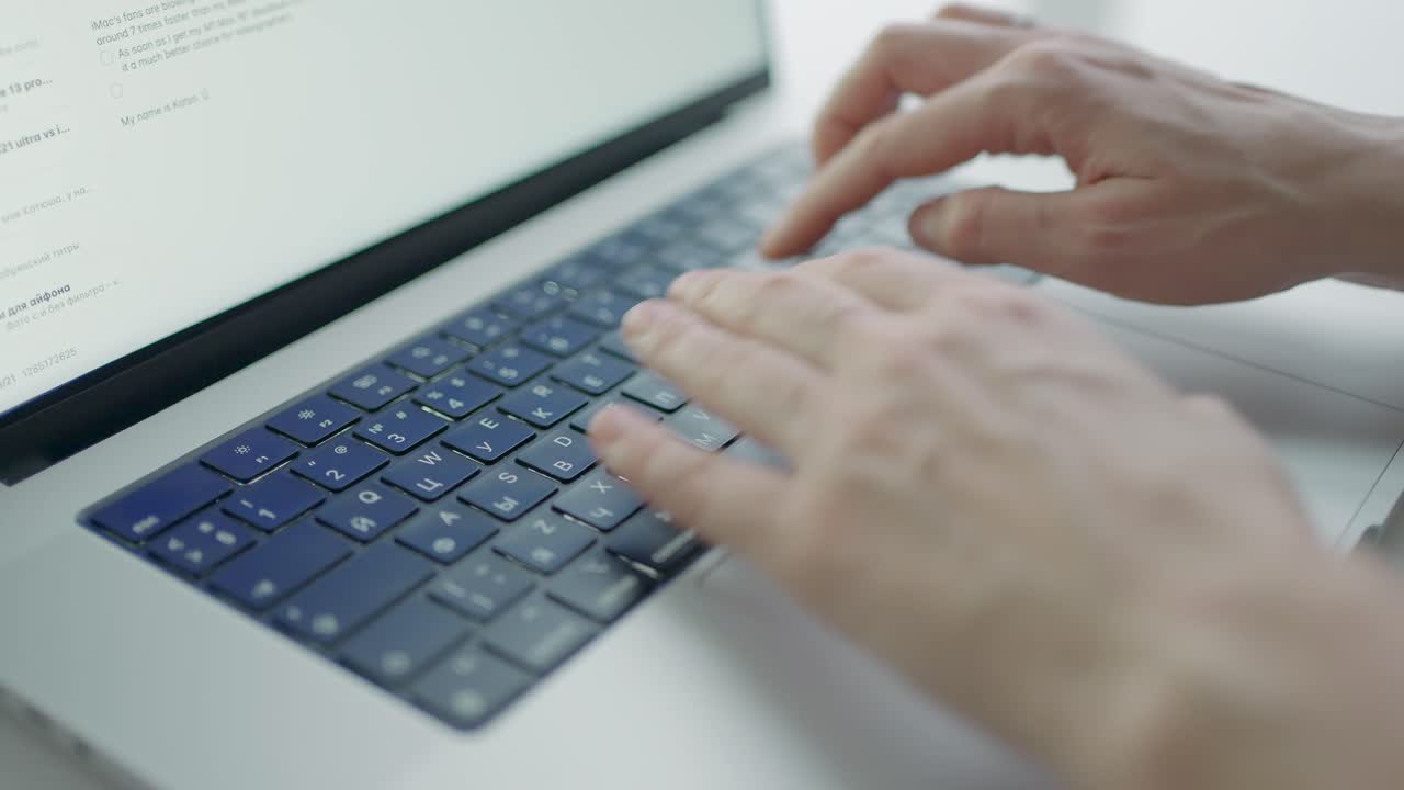 노트북에 입력하는 사람