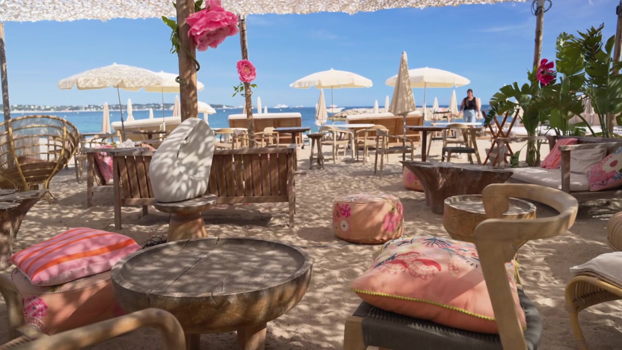 Diverse scene di aree lounge e salotto da spiaggia vuote, con piante tropicali e cuscini decorativi.