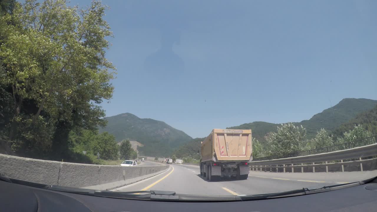 차량 내부의 카메라에서 도시, 자연 및 교통 뷰.