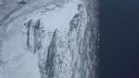 vista aérea con vistas a la montaña nevada de segla, día de invierno en senja, noruega - aumento, disparo de drones