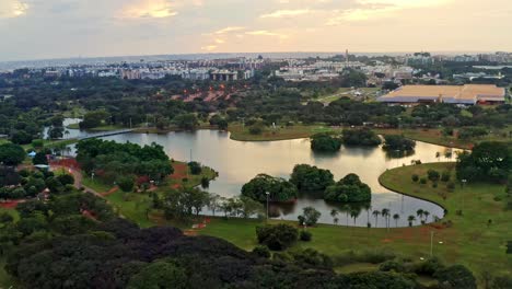 Abenddämmerung-Blick-Auf-Den-Stadtpark-Von-Brasilia-Mit-Reflektierendem-See-Und-Bäumen