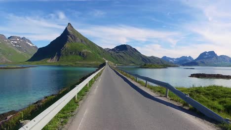 conduciendo un coche en una carretera en noruega lofoten
